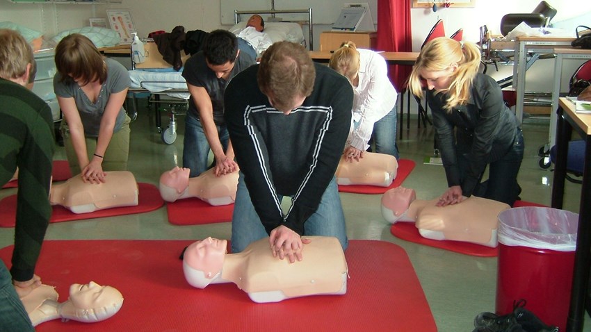 AT-läkare som under sin introduktionsvecka går kurs i grundläggande hjärt-lungräddning. Foto: Linnèa Löwenborg