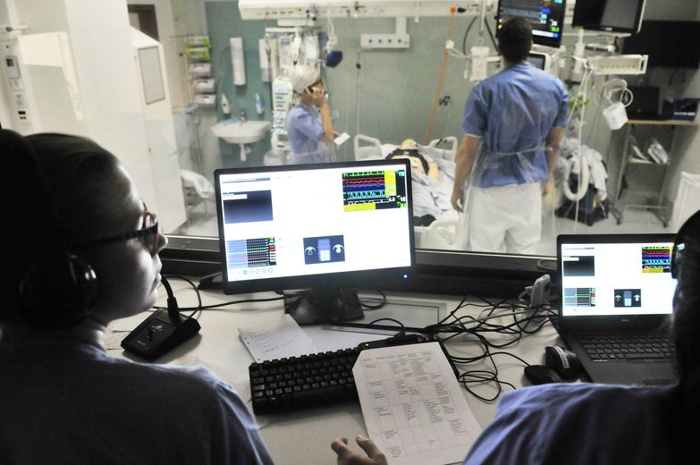 Vårspersonal övar vårdsituation på Kliniskt träningscentrum, KTC