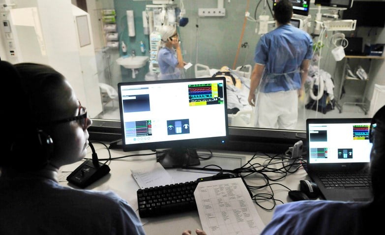 Vårspersonal övar vårdsituation på Kliniskt träningscentrum, KTC