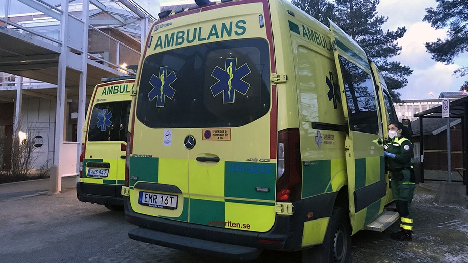 Två ambulanstransporter med patienter från Ukraina på väg till  Infektion Huddinge.