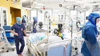 Cechael och flera andra sjukhusklädda medarbetare förbereder en patient för en höftoperation inne i en operationssal.