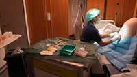 Cechael ger epidural, ryggbedövning, till en gravid kvinna på förlossningen.
