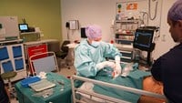 Cechael sätter en dialyskateter i en patients hals