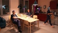 Två sjuksköterskor sitter vid matbordet i matsalen och tittar på tv.