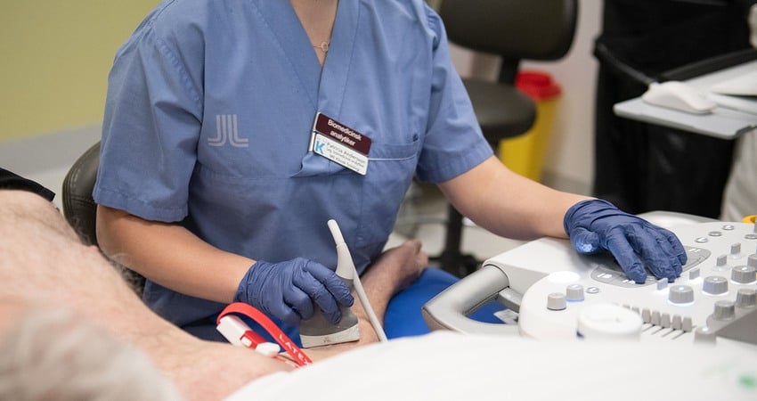 Biomedicinsk analytiker gör ultraljud på en patient