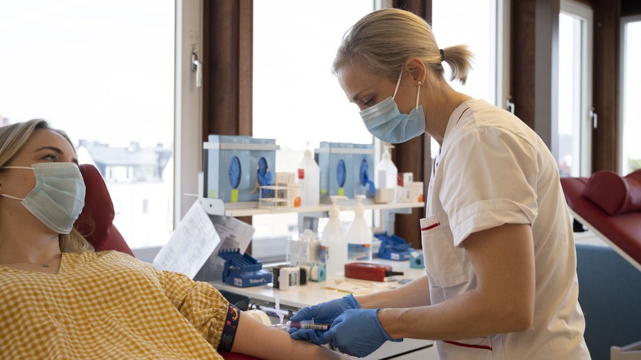 "Grovt brukar man säga att varje blodpåse bidrar till att hjälpa minst tre behövande människor", säger medicinskt ledningsansvarig läkare Joachim Lundahl, på Medicinsk Diagnostik, Karolinska Universitetssjukhuset, som är nöjd att Sverige nu börjar bidra. 