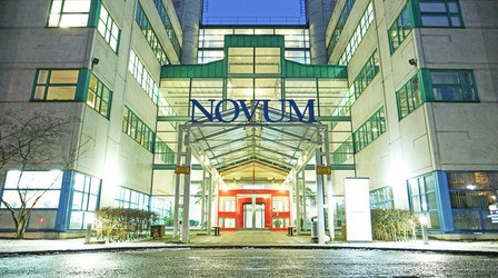 Huvudentrén till Novum-huset
