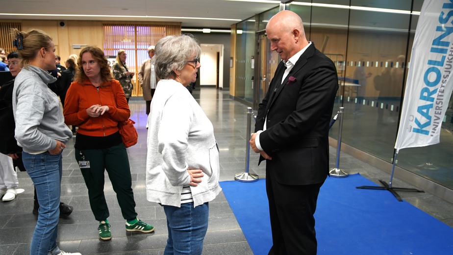 Tre kvinnor står i kön fram till sjukhusdirektören.