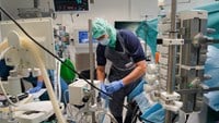 En anestesi- och intensivvårdsläkare ger patienten narkos.