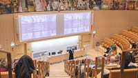 Rimma Axelsson står och föreläser i salen Sune Bergström