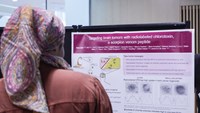 En av symposiets besökare tittar på en vetenskaplig poster om ett pågående projekt 