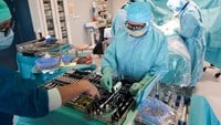 Operationssjuksköterska får hjälp med vilket instrument som ska användas.