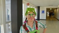 Clownen Rutan i grön blomhatt