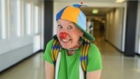 Clownen Vicke Vaktis i propellerhatt