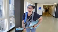 Benke Blues i blå keps med stort brätte.