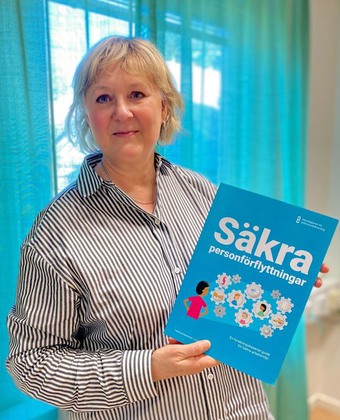 Charlotte Wåhlin, forskare och ergonom vid Arbets- och miljömedicin Region Östergötland, håller i boken Säkra personförflyttningar.