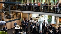 Delegationen och många åhörare lyssnar på när kungen talar-