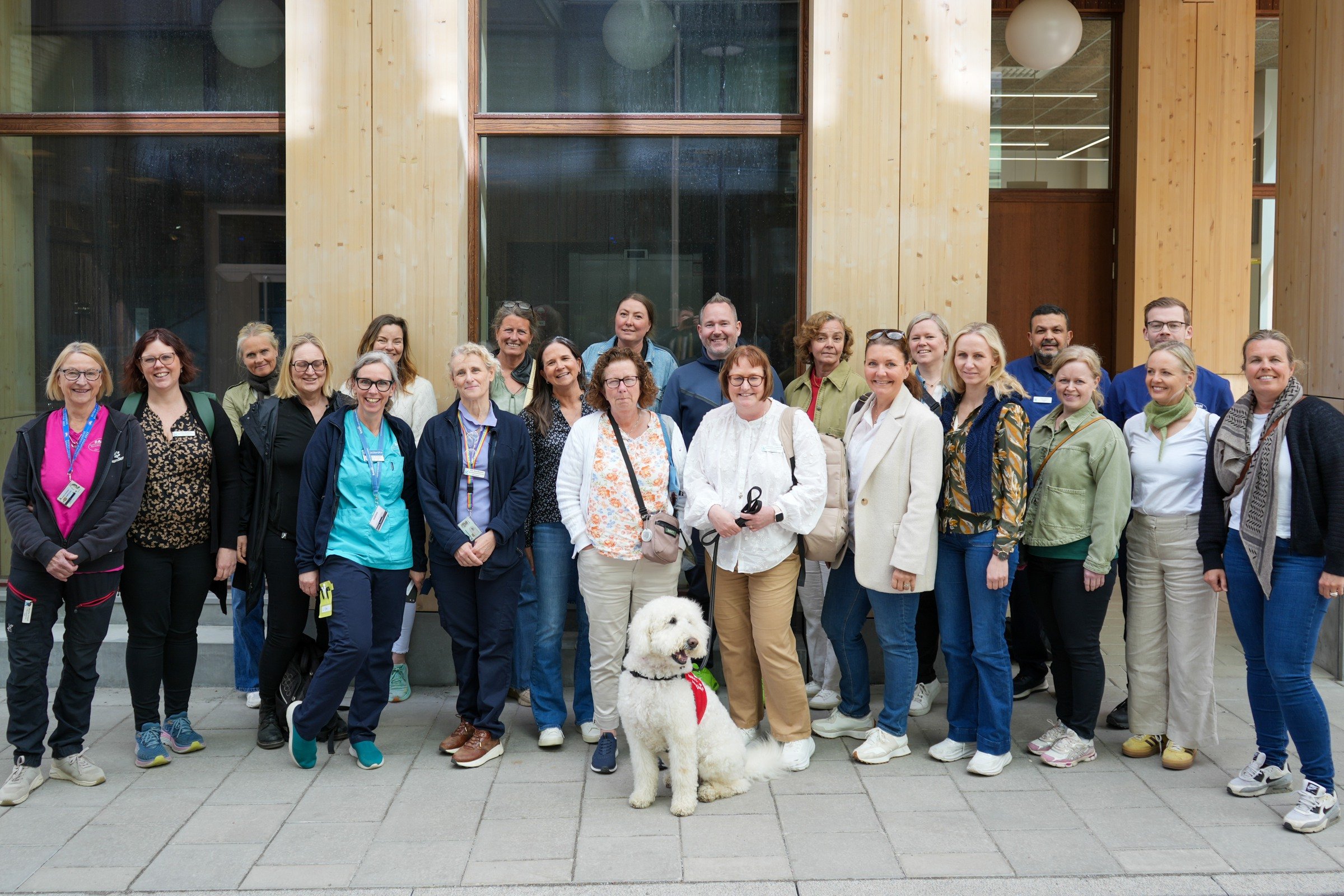 En delegation från barnhemsjukvården i Oslo uppställda för gruppfoto tillsammans med SABH och sjukhushunden Moltas