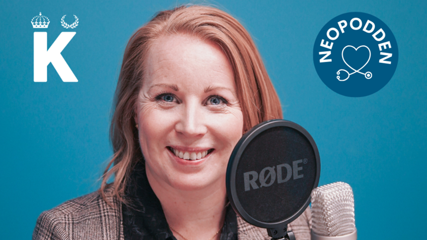 Annie Lööf sitter i poddstudion med en stor rund mikrofon framför sig.