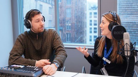 Foto på Sara och Olle som programleder resp. producerar Neopodden