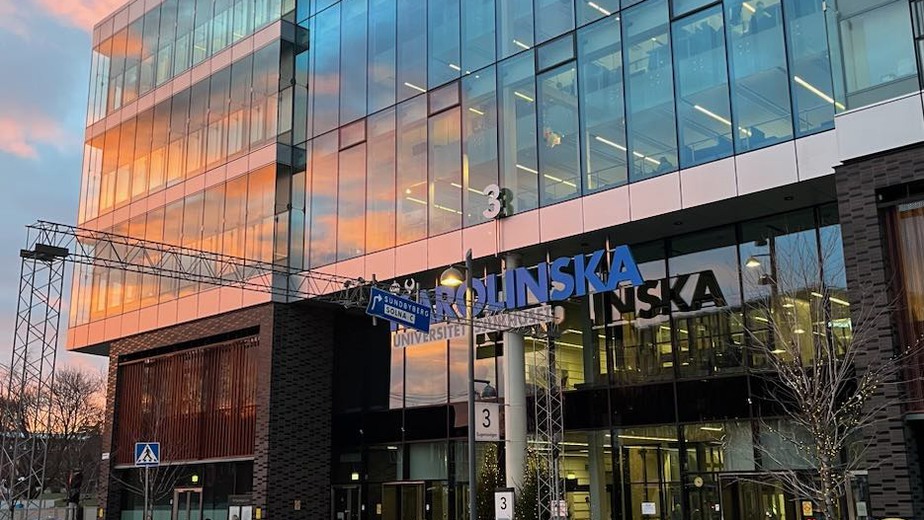 Fasadbild på sjukhuset i Solna i varmt kvällsljus