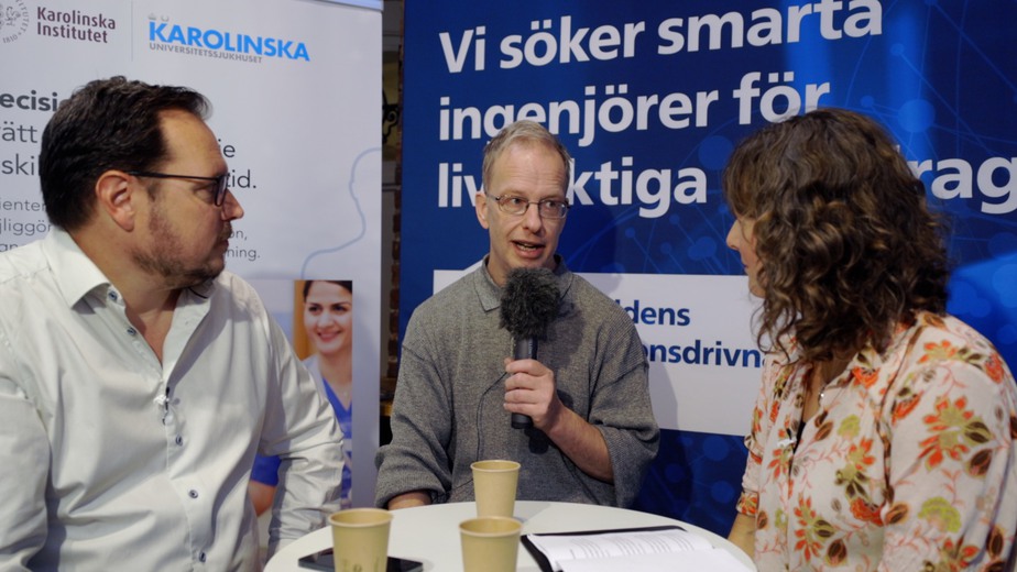 tre personer samtalar