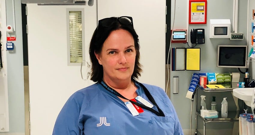 Caroline Hällsjö Sander i blåa sjukhuskläder
