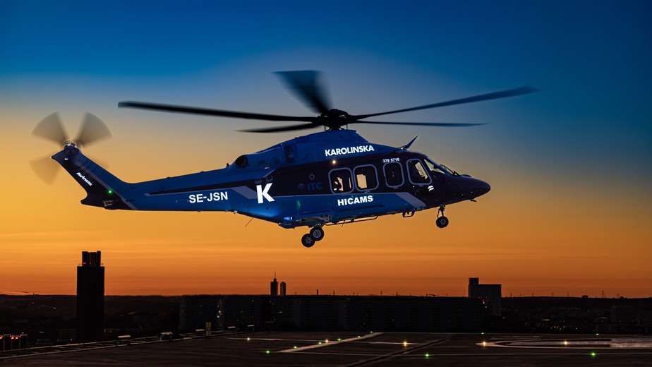 nya ambulanshelikoptern i luften vid solnedgång