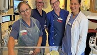 vårdpersonal med bebis