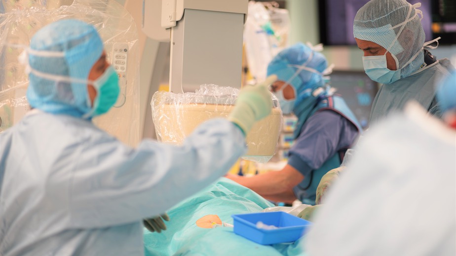kirurger och annan vårdpersonal opererar i operationssal