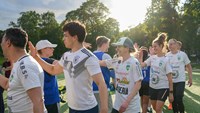 Fotbollsspelare tackar varandra med high fives efter en match.