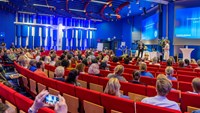 Sjukhusdirektör Christophe Pedroletti och HR-direktör Lena Hadad står framför en stor publik