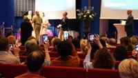Prisutdelning av Karolinapriset 2025 medarbetare samlas
