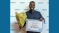 Porträttbild på vinnare med blommor och diplom