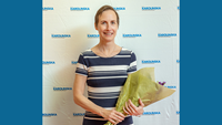 Porträttbild på vinnare med blommor och diplom