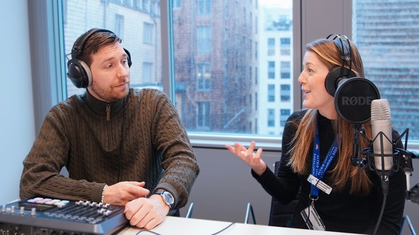 Foto på Sara och Olle som programleder resp. producerar Neopodden