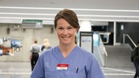 Linda står i öppen korridor i BioClinicum