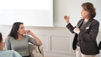 En kvinna som håller en presentation för en grupp människor.