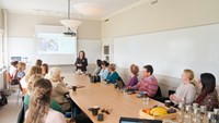 En grupp människor som sitter runt ett konferensbord.