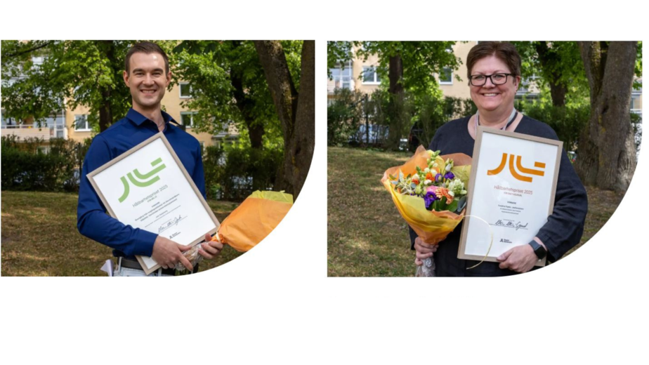 En man och en kvinna som håller i diplom och blommor.