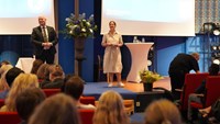 Christophe Pedroletti och Lena Hadad hälsar välkomna vid prisutdelningen av Karolinapriset 2025