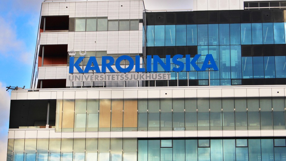 Bild på Karolinska Solnas skylt vid huvudentrén.