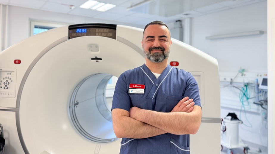 Antonios står framför en magnetkamera. 