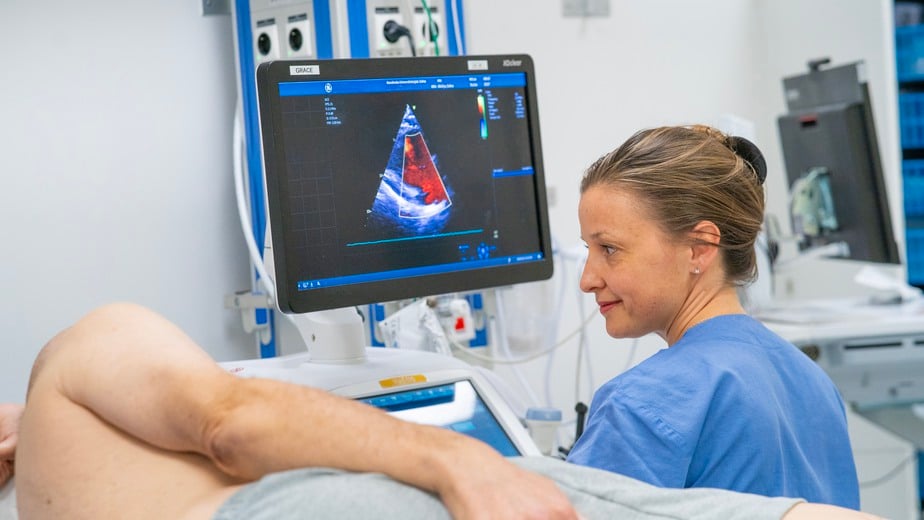 läkare utför ultraljud på patient