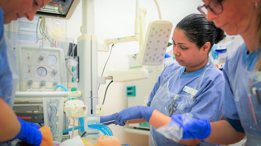 Sjukvårdspersonal tränar på ett moment inom neonatalvård
