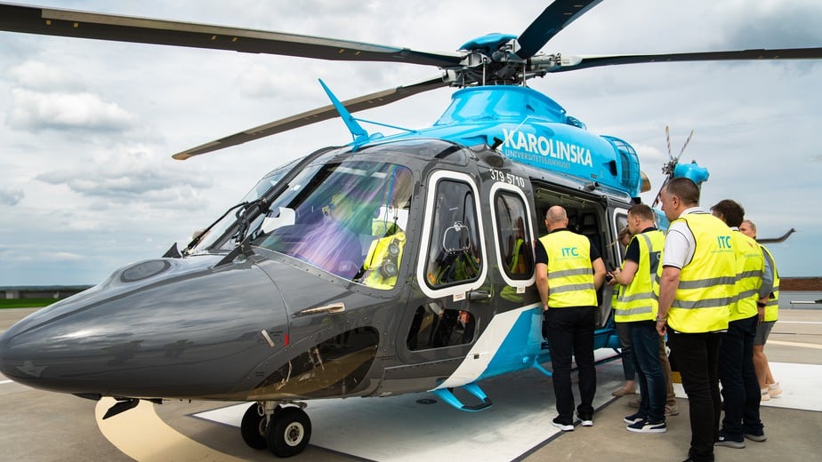 personer tittar in i helikopter