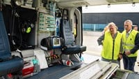 personer tittar in i helikopter