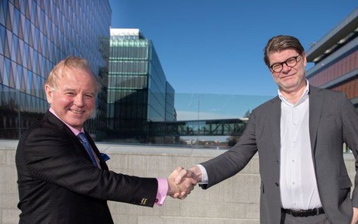 Från vänster står Ole Petter och skakar hand med Björn Zöega.