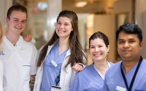 Porträtt på en grupp i laboratoriemiljö