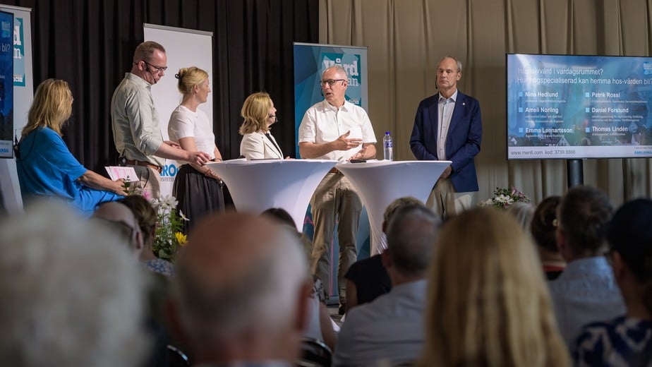 20240626 Visby DI-tältet15:10-15:45Tema-scenenIntensivvård i vardagsrummet? Hur högspecialiserad kan hemma hos-vården bli? Karolinska UniversitetssjukhusetNina Hedlund"Katarina Meijers, Verksamhetschef Omvårdnadsområde Solna, Karolinska Peter Håkansson, Verksamhetsområdeschef, Medicinsk Teknik, KarolinskaPatrik Rossi, tf sjukhusdirektör, Karolinska Universitetssjukhuset Thomas Lindén, avdelningschef, Socialstyrelsen Daniel Forslund, VårdföretagarnaEmma Lennartsson, regiondirektör, Region Stockholm Ameli Norling, sektionschef hälso- och sjukvård, Sveriges Kommuner och Regioner " på Almedalsveckan 2024